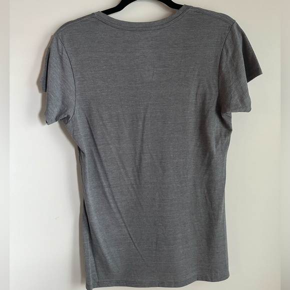 The North Face Red White and Blue Logo V Neck Tshirt Slim Fit Heather Grey Tee - Picture 2 of 3